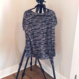 1X black/gray/white camo casual/athlesiure top w/tie detail. Jeans or leggings.